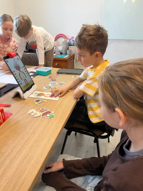 Chłopiec układa figurki przy tablecie Osmo