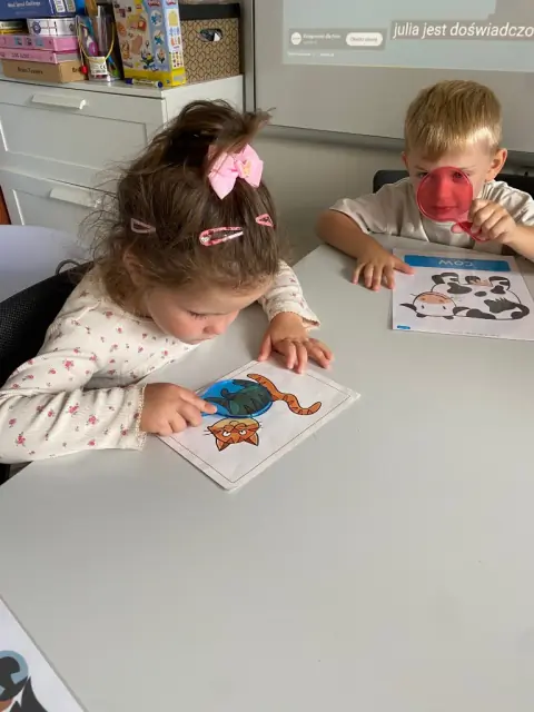 Dzieci myją morskie zabawki w pojemniku z wodą