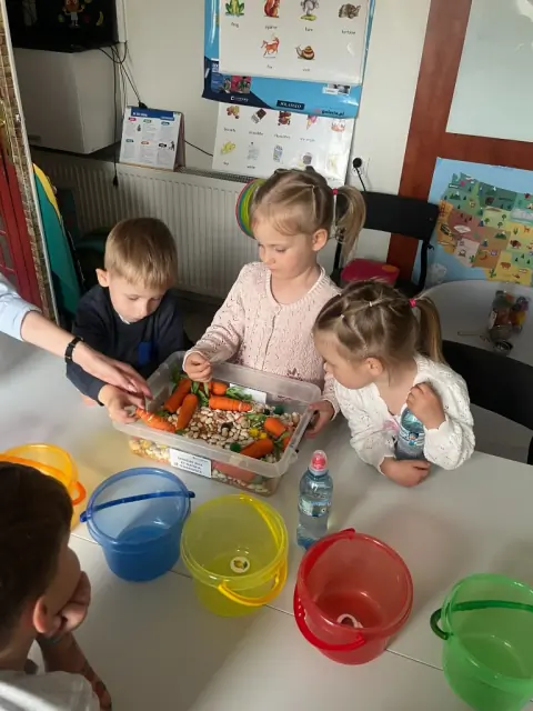 Dzieci szukają marchewek w Sensory Box i sortują do wiader